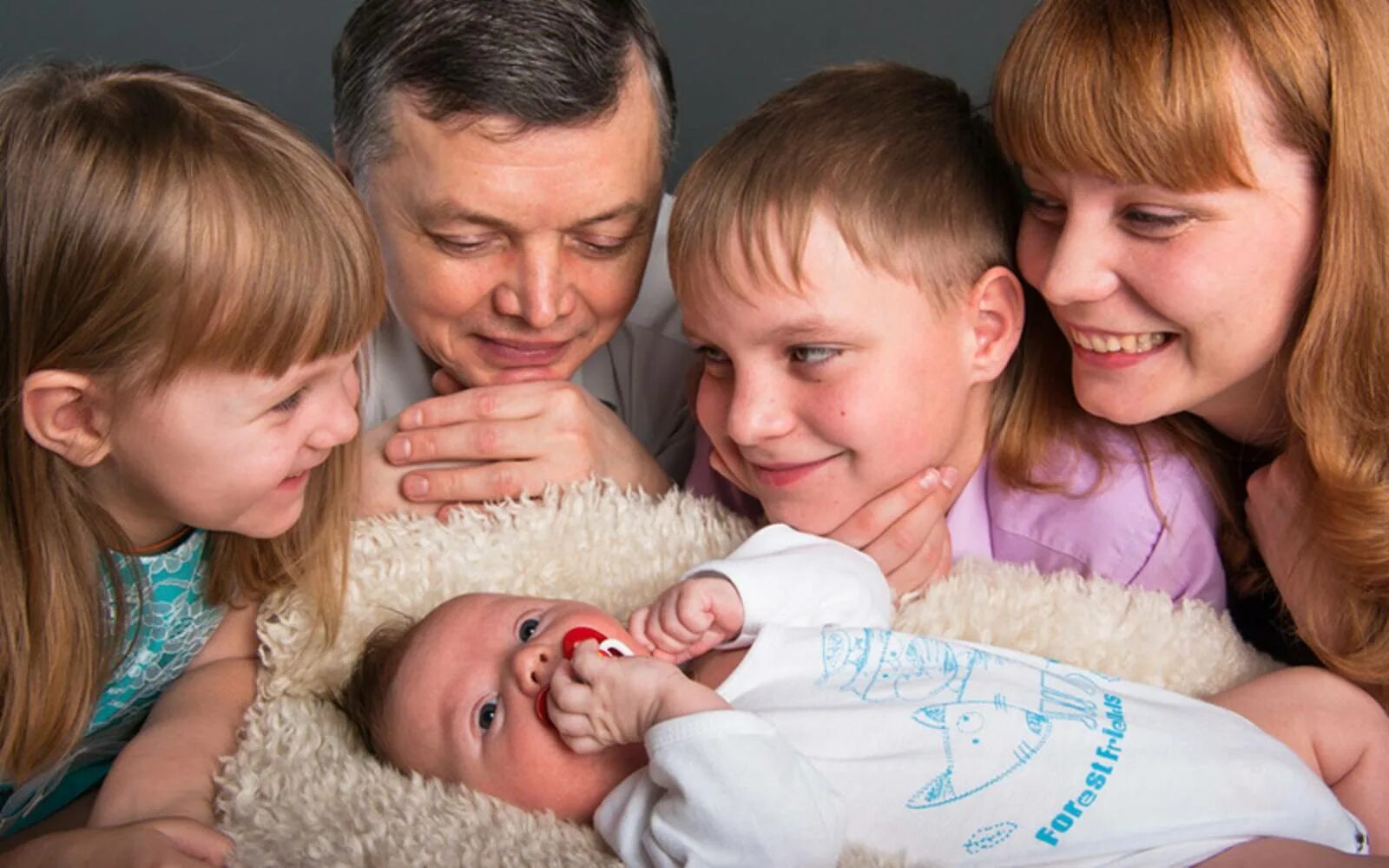 Лет смогут получить родители. Ребенок в семье. семья с тремя детьми. многодетные родители. родители с тремя детьми.