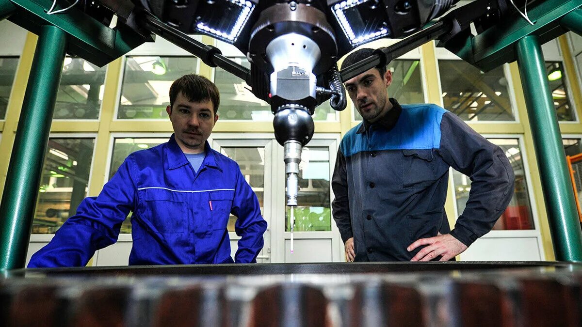 Обрабатывающая промышленность. Промышленность. Worker with metal and iron. Открывать промышленность. Открывать промышленность.