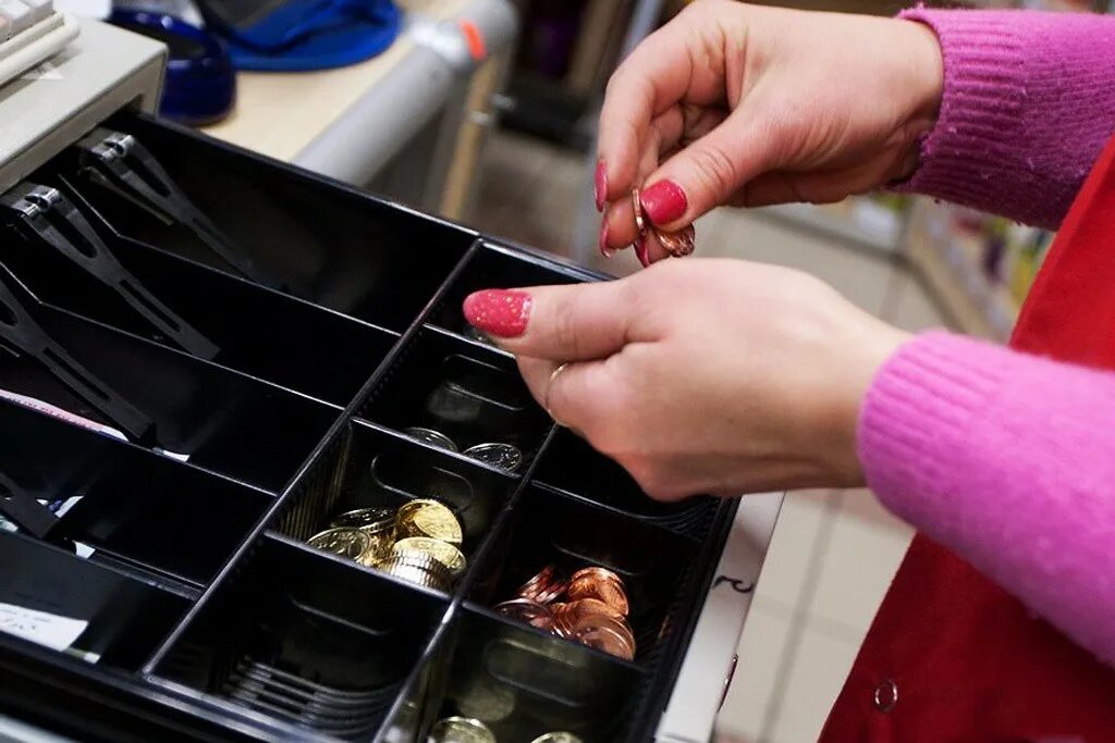 Продавец ворует. Кража продуктов в магазине. Кражи в магазинах магнит видео. Ворует в супермаркете. Продавец ворует.