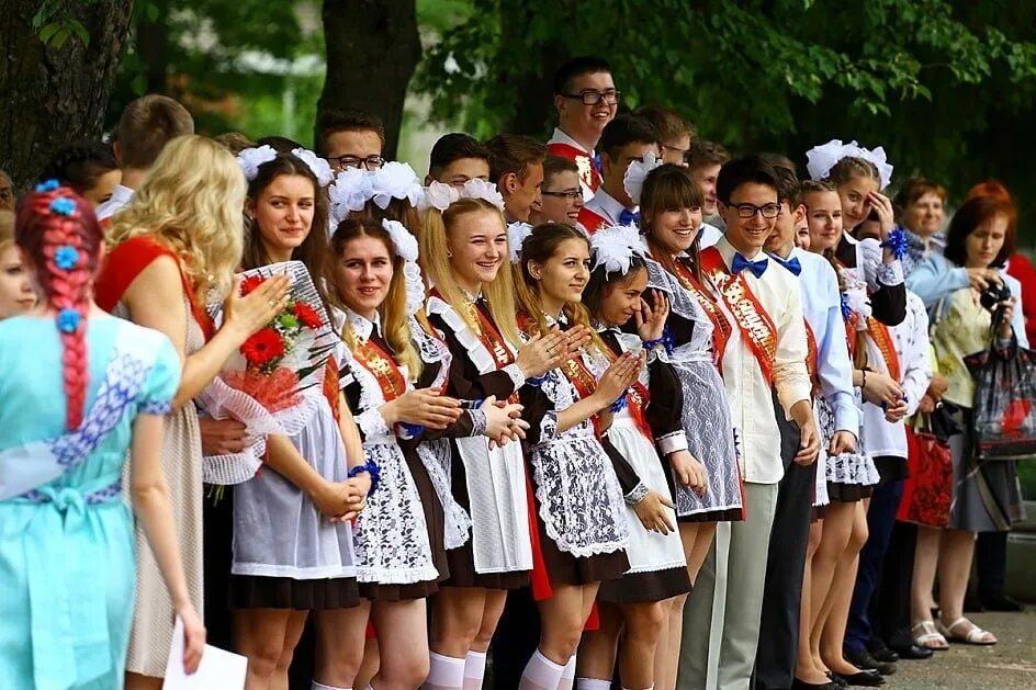 Последний звонок. Выпускницы. Выпускницы на линейке. Послед звонок. Последний звонок сценарий линейки