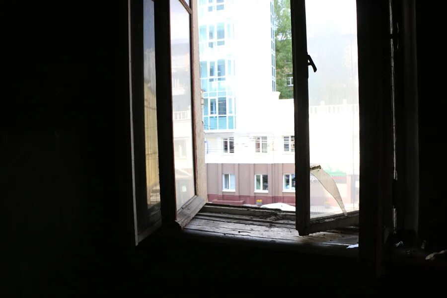 Многоэтажка окна. Окно лето многоэтажка. Выпала из окна 26 декабря Саратов.