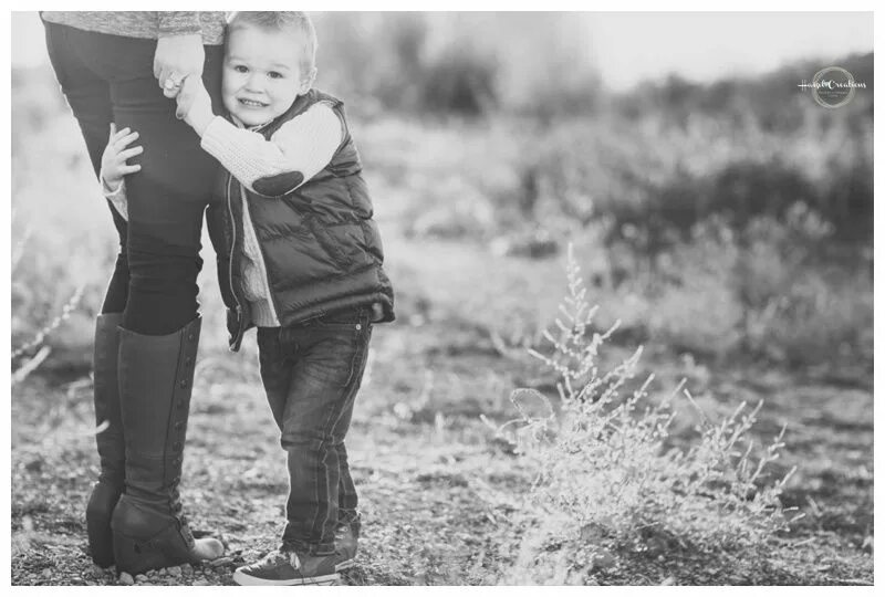 Mom amd son. Black мом and son. Фотосессия с сыном чб. Mom amd son. Posing for son.