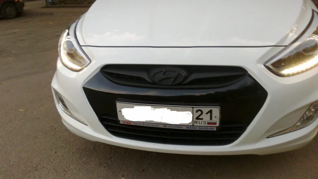 Центр солярис морозовск. Hyundai solaris 2 антихром. белый солярис антихром. антихром солярис 2 белый. антихром солярис 1.