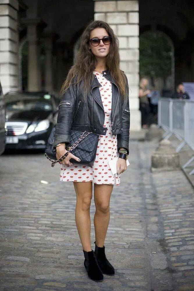 Девушка в косухе и платье. Платье под косуху. Юбка миди и косуха. Кожанка с платьем. Куртка под юбку.