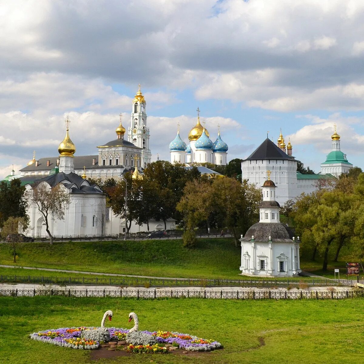 Какие достопримечательности в городе сергиев посад. Троице-сергиева лавра сергиев посад. сергиевская лавра сергиев посад. монастырь в сергиевом посаде. сергиев посад достопримечательности лавра.