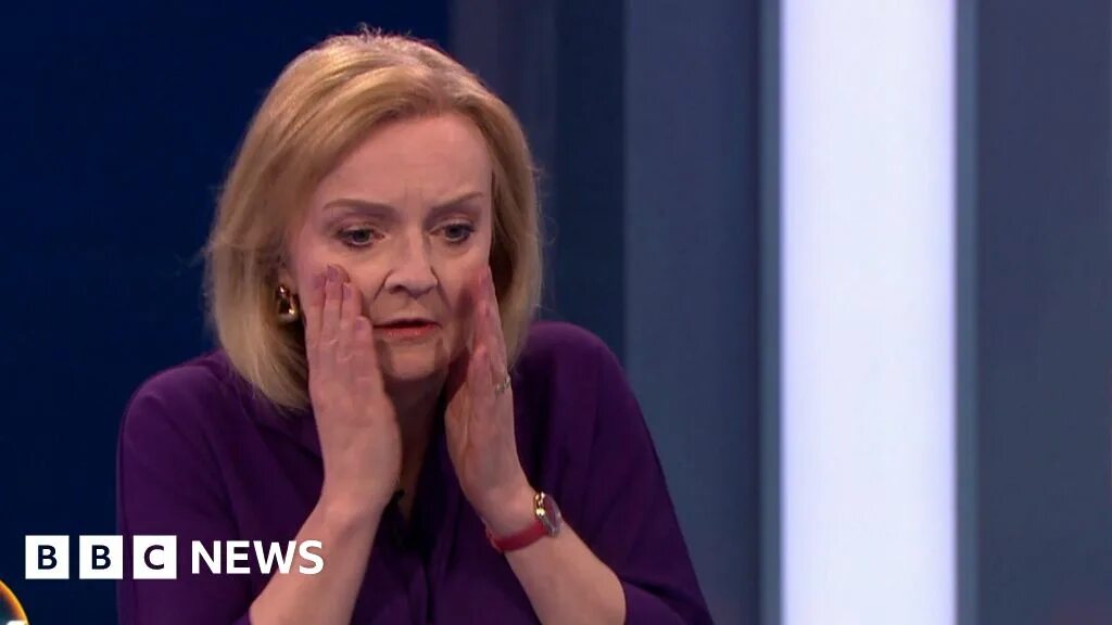 Ведущая новостей упала. Прямой эфир первый канал ведущие. Ведущая пукнула на эфире. Ведущая новостей упала. Ведущая новостей упала.