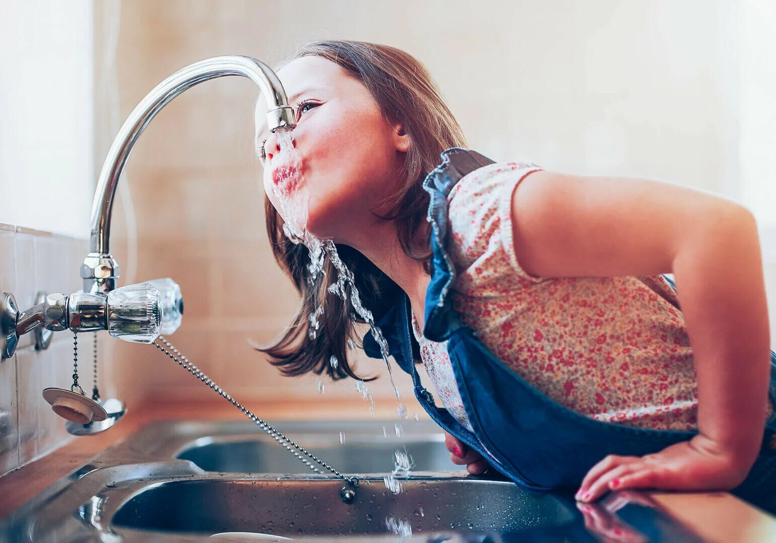 Вода из крана. Девушка пьет воду из под крана. Девушка под краном. Водоснабжение фото.