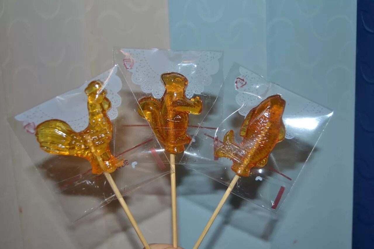 фото леденцов на палочке. разноцветный леденец на палочке. леденцы лолли. тот самый петушок леденец. разноцветный леденец на палочке.