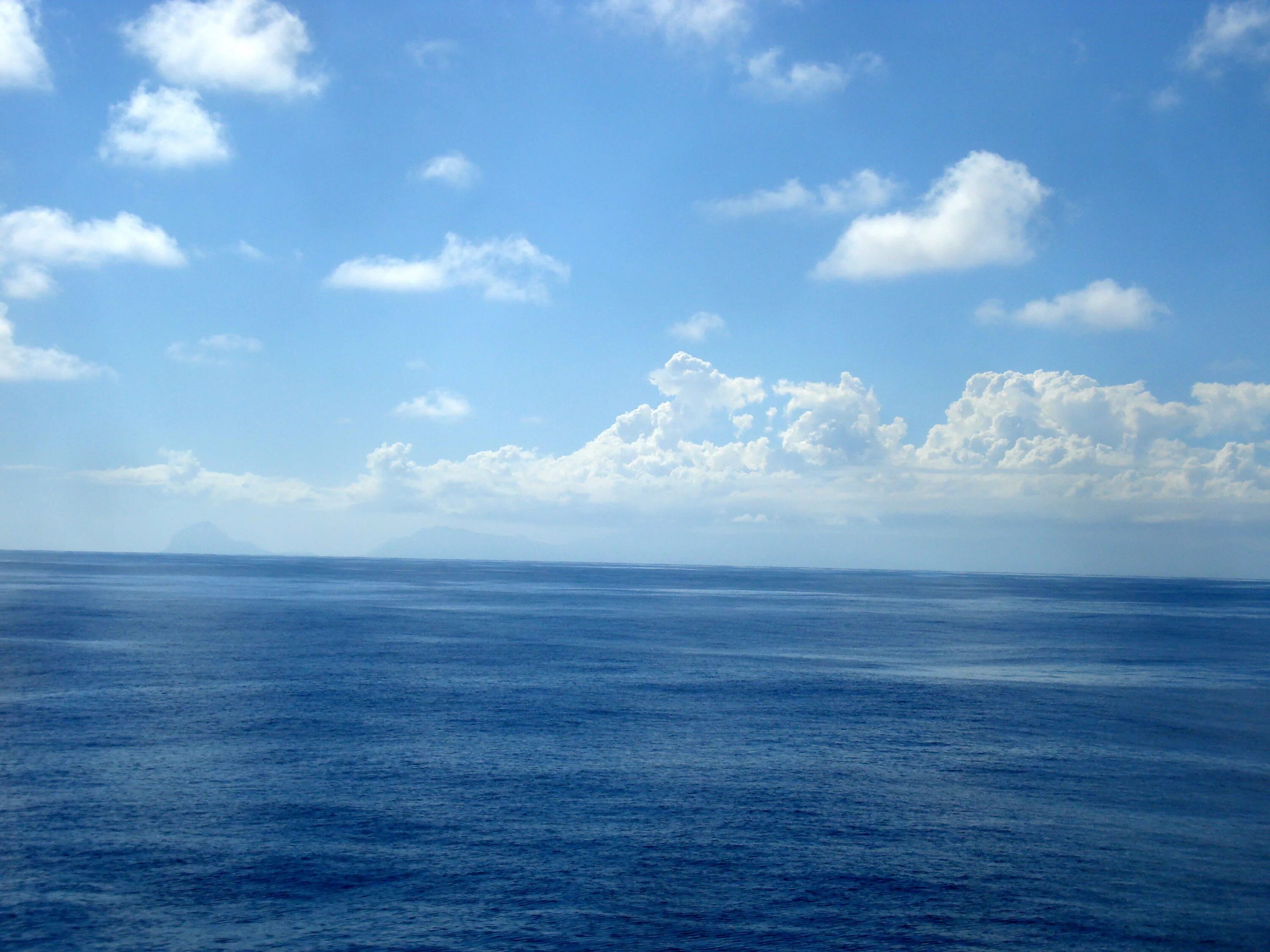 Атлантический океан форма. Атлантический океан. Индийский океан. Индийский океан вид с корабля. Индийский океан пляж голубой Горизонт.