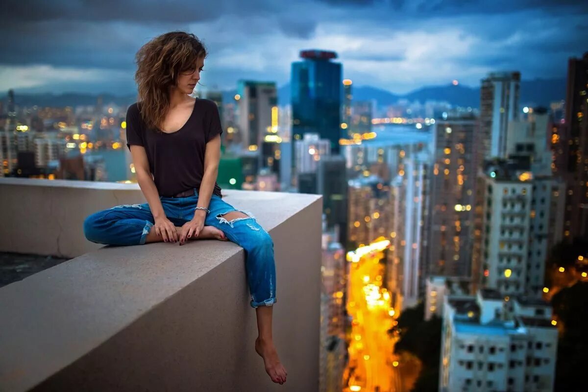 Девушка сидит на крышы. Девушка сидит на крыше. Девушка сидит на крышы. Девочка сидит на крыше. Сидит на крыше.