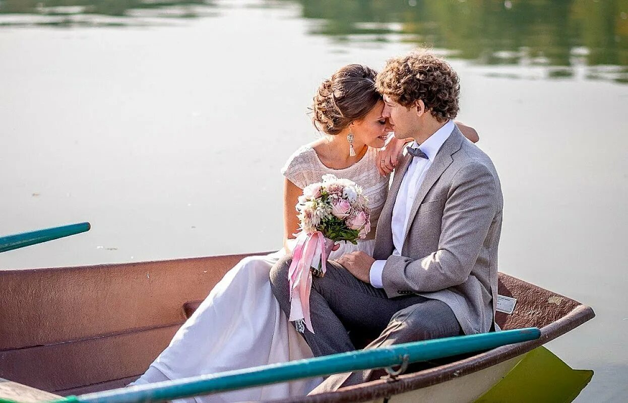 молодожены поселились на берегу реки. свадебная церемония на пляже. свадебная фотосессия. свадьба на островах. свадьба на берегу моря.