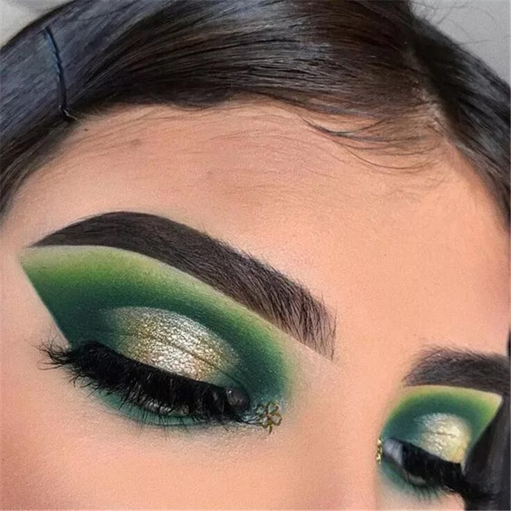 Green Diamond Lips Green lips, Jewel makeup, Green makeup