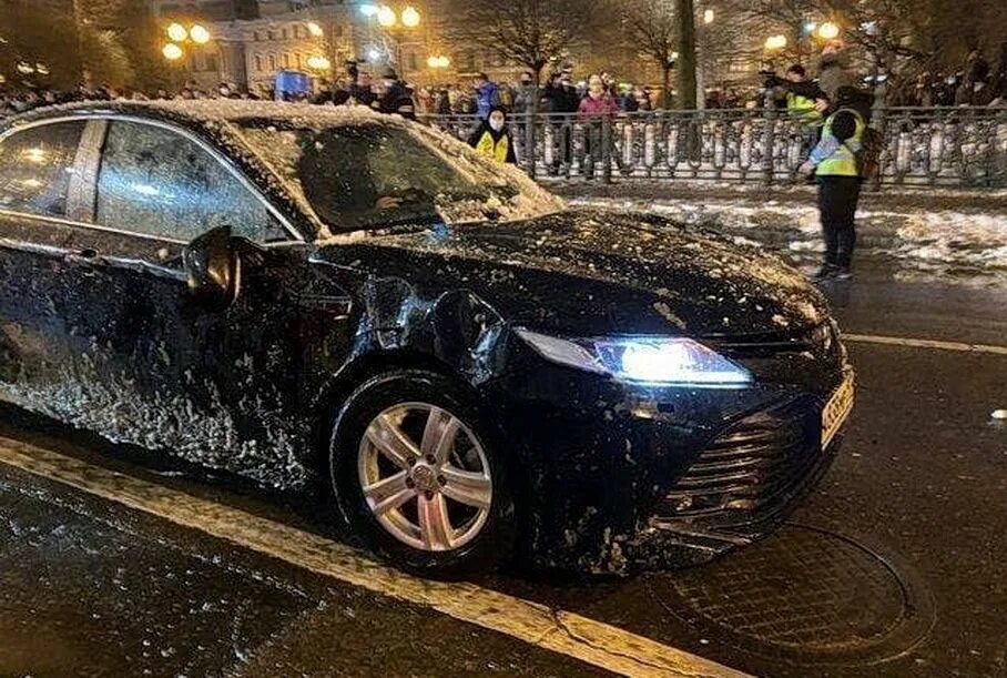 Напали на машину. Нападение в машине картинки. Напали на машину. Напали на машину. Собака бросается на машину.