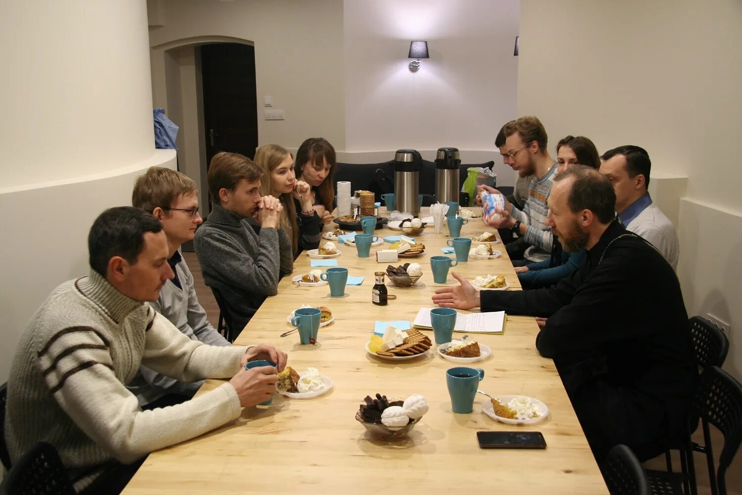 Беседа клуб. Беседа клуб. Беседа в клубе. Женский клуб беседа афиша. Разговор в клубе.