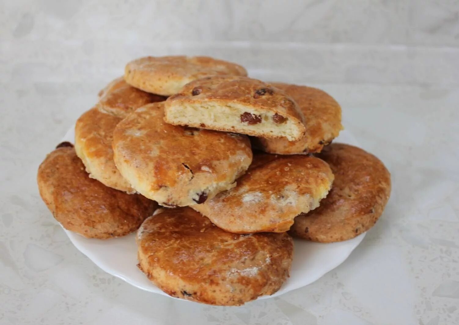 Печенье с изюмом рецепт в духовке. Творожное печенье. Печенье с творогом. Печень Твороженое с изюмом. Печенье из творога с изюмом.