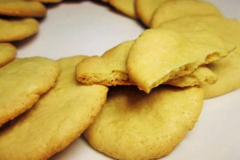 Печенье на молоке и яйцах. Простое печенье в духовке на скорую руку. Печенье на кокосовом молоке. Печенье на кислом молоке. Печенье на молоке.