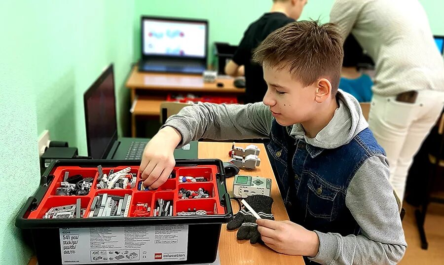 Проекты по робототехнике в школе. Робототехника 4 класс. Кружок робототехники. Робототехника для детей. Робототехника для малышей.