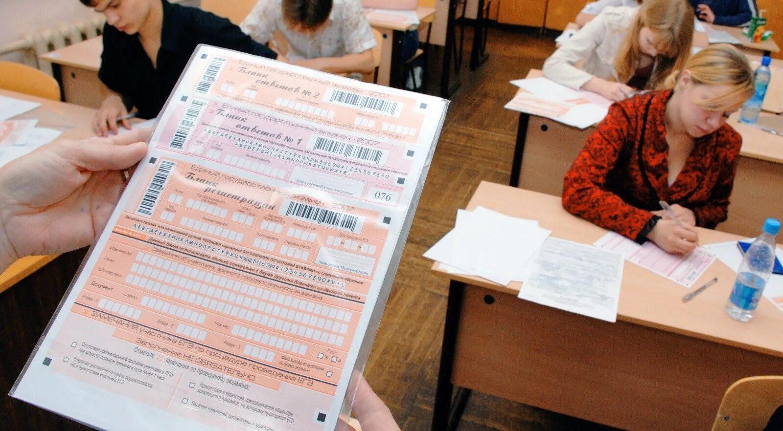 В каком классе пишут огэ. Письменный экзамен. экзамен по егэ. пишут егэ. экзамены после 9 класса.