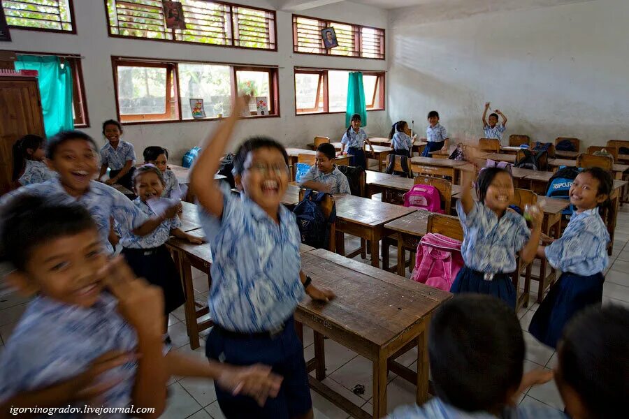 Noo school. Индонезия школа. Школьники Индонезии. Образование в Индонезии. Форма в индонезийской школе.