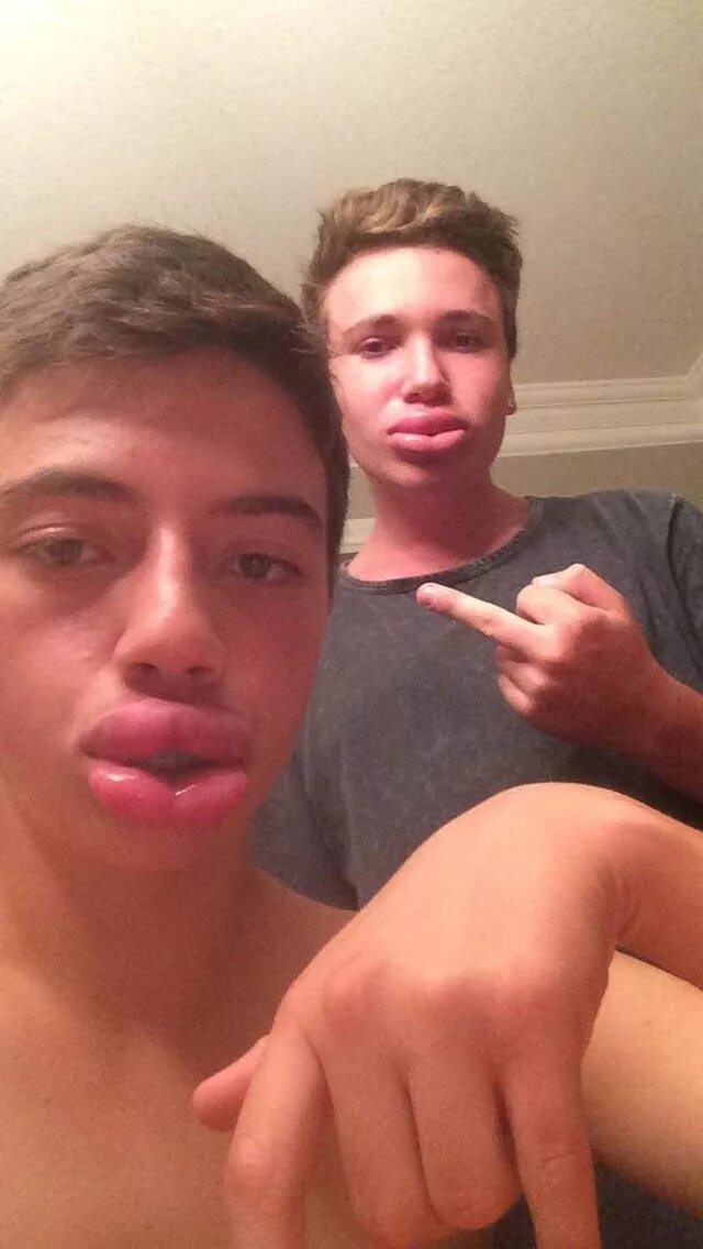 Красивые губы у мужчин. Парни делают губы. Парни делают губы. Пареньснакачеными губами. Пареньснакачеными губами.