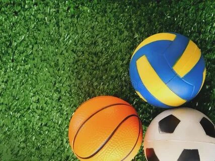 В спортивном зале баскетбольные и футбольные мячи