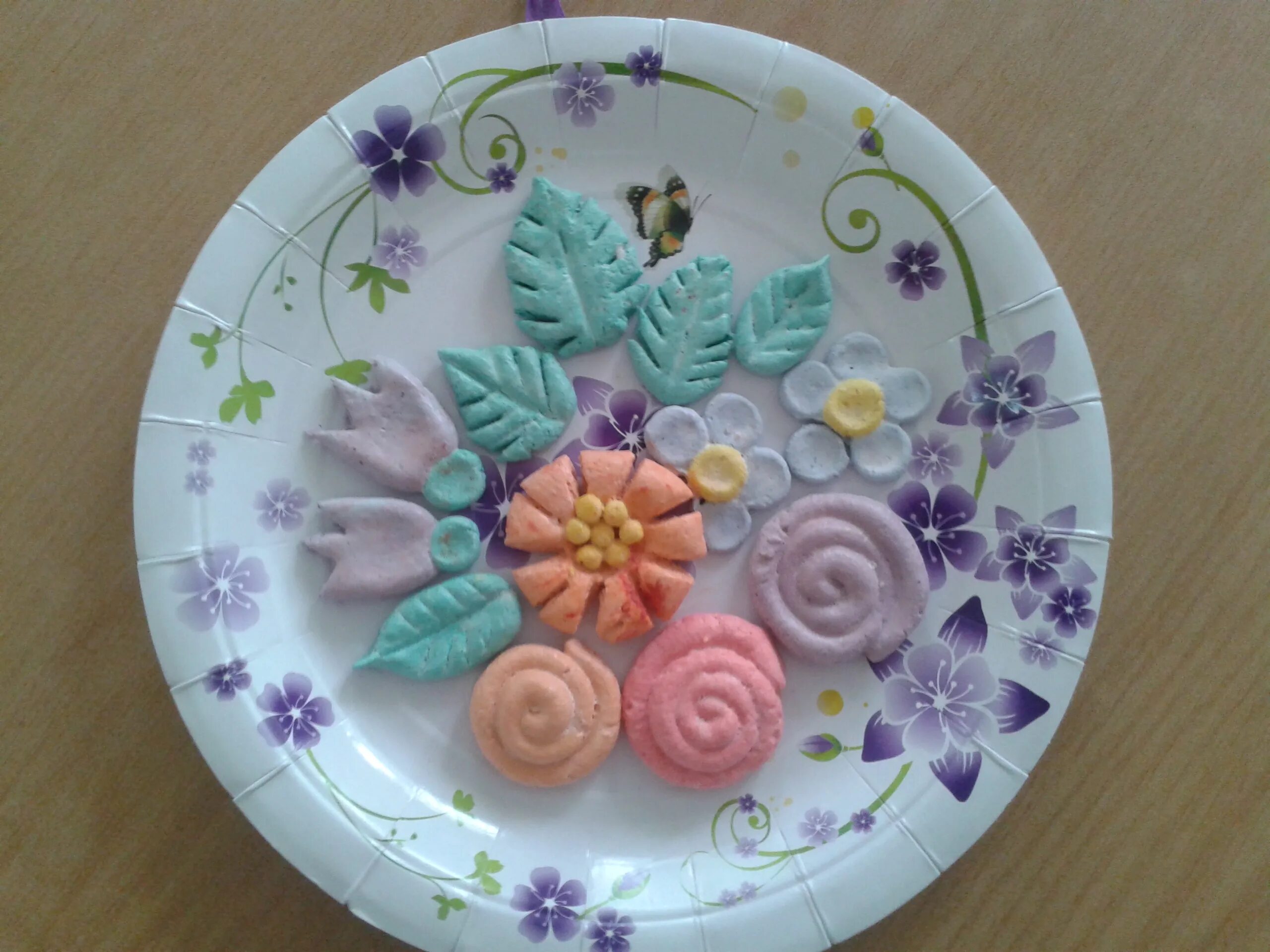 Тарелка для мамы. Цветы из одноразовых тарелок. Поделка на тарелке. Лепка тарелочка. Декор тарелки пластилином.