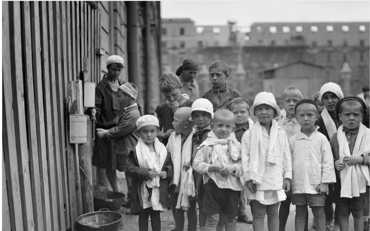 Повседневная жизнь населения в 1930 е конспект. СССР 1930-Е. Детский сад в СССР В 30-Е. Детский сад СССР 20е. СССР 1930е годы улицы.