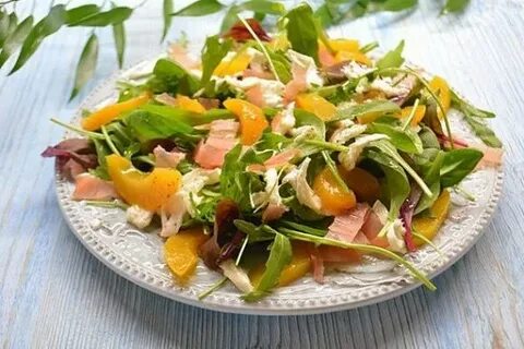 Салат с консервированными персиками