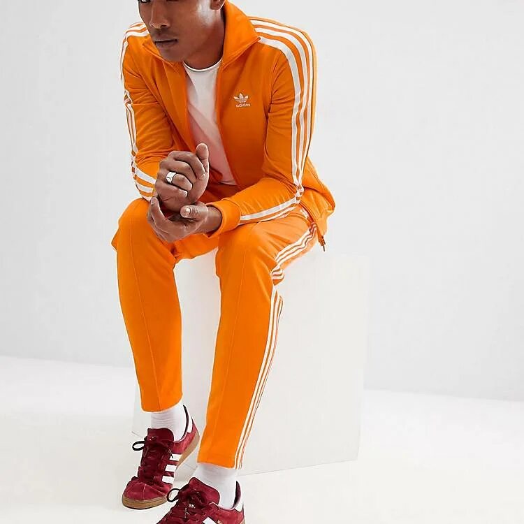 Оранжевый спортивный костюм. Спортивный костюм adidas оранжевый. Оранжевый костюм адидас Originals. Адидас ориджинал костюм оранжевый. Оранжевый спортивный костюм мужской адидас.