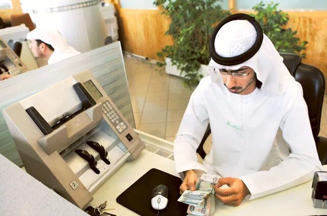 Резидентская виза в дубай. Оплата в дубае. Дубайские деньги фото. Дубайская денежная купюра. Пенсия в арабских эмиратах.
