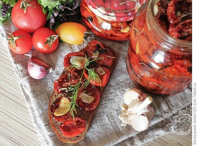Вяленые томаты самый простой рецепт. Вяленые помидоры. Вяленые томаты. Вяленые помидоры в масле. Помидоры и оливковое масло.
