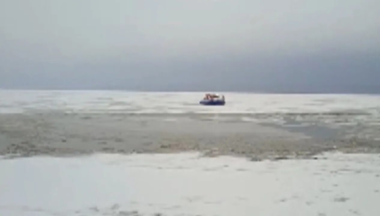 Сурское море Пенза. Льдины на берегу. Сурское водохранилище в Пензе мост.