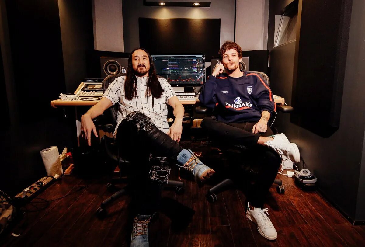 Steve aoki my head. Стив аоки. dj стив аоки. стив аоки в молодости. steve aoki сестра.