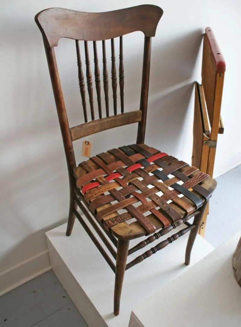 Реставрация сиденья стула. Старый стул. Столик из бсррого стула. Идеи из старых стульев. Мебель из ремней.