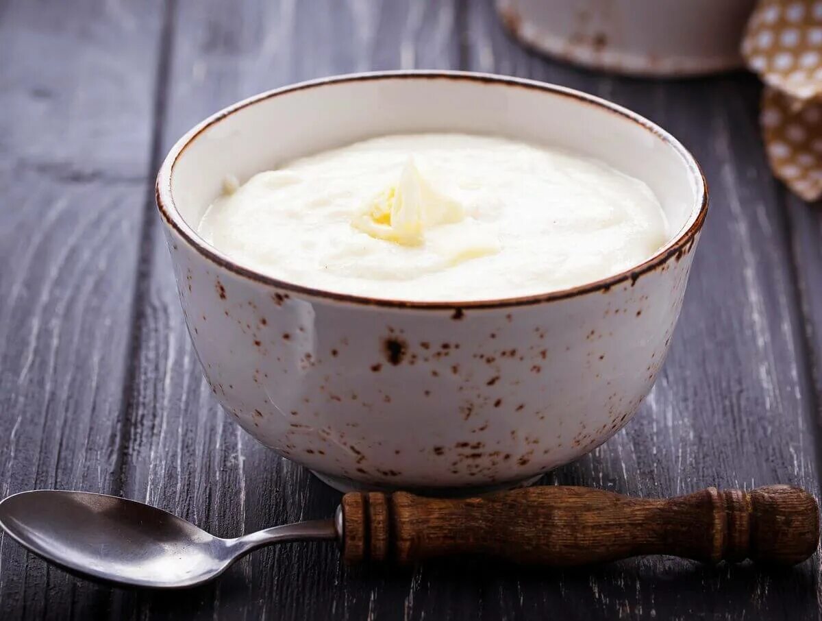 Semolina porridge. Каша манная молочная. Каша молочная манка. Манная каша на молоке. Жидкая каша на воде рецепт