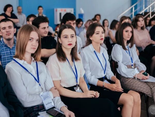 Астраханский университет отзывы. Факультет филологии и журналистики агу. студенты журналисты. форма студентов в астраханском университете. студенты агу астрахань.