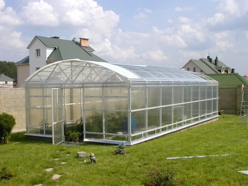 Купить поликарбонат для теплицы в минске цена. Теплица ТСП 13. Теплица Greenhouse. Теплица Феникс Бриттон. Теплица фермерская Прямостенная.