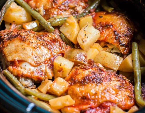 Как приготовить картошку с курицей в мультиварке. Курица с картошкой в мультиварке. ужин картошка с курицей. курица с короткой в мультиварки. запечённая картошка с курицей в мультиварке.