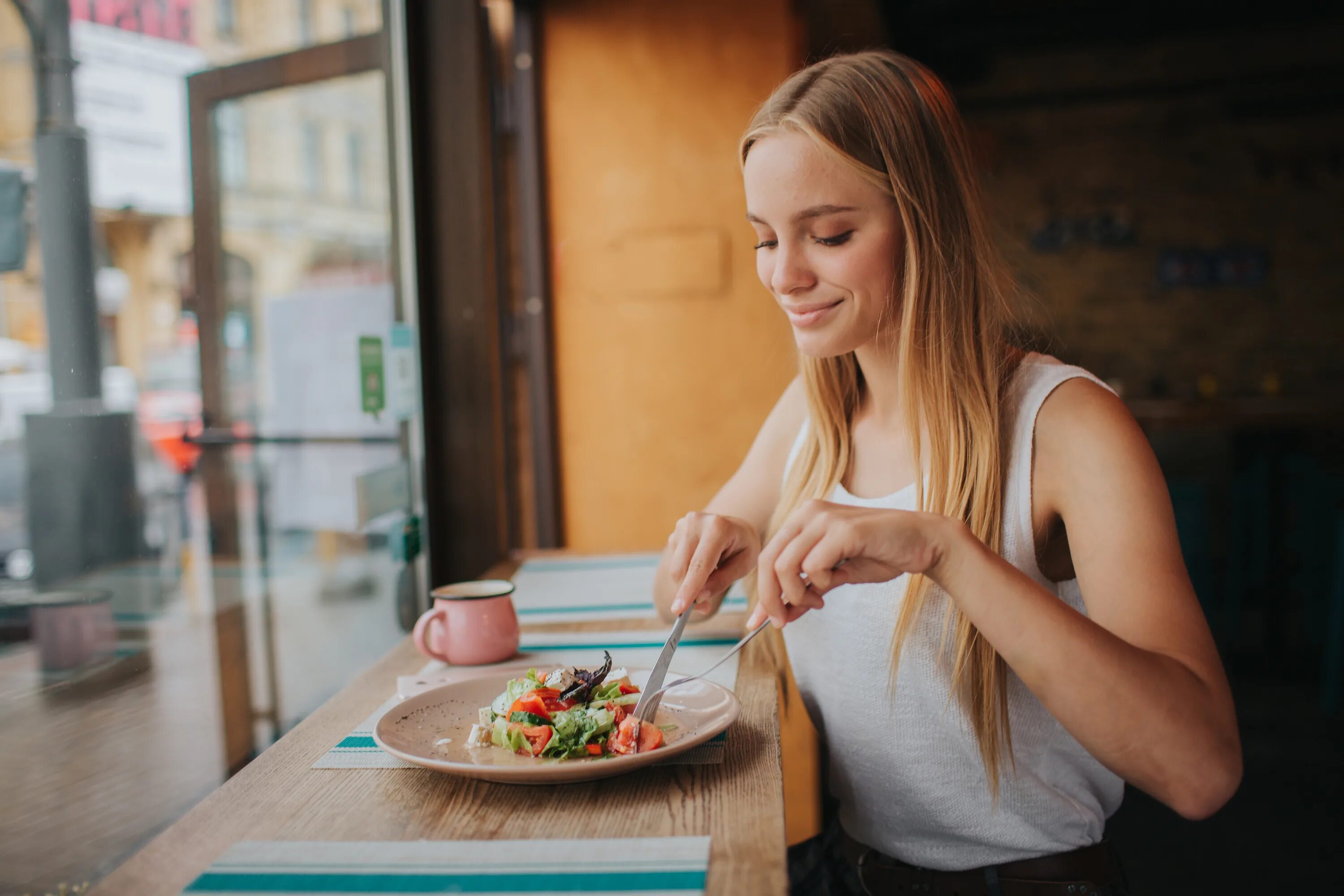 Девушка ужинает. Женщина в кафе. Девушка с едой. Девушка обедает. I lunch at home