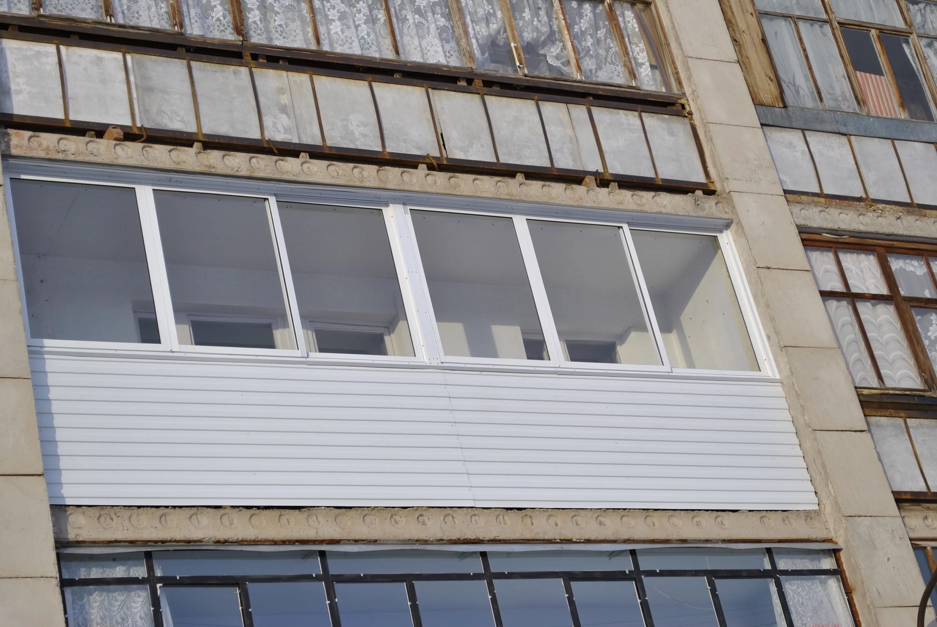 Окна 6 метров. Остекление алюминиевым профилем 6 м балкона. Лоджия снаружи. Алюминиевая лоджия 6 метров. Пластиковый балкон.