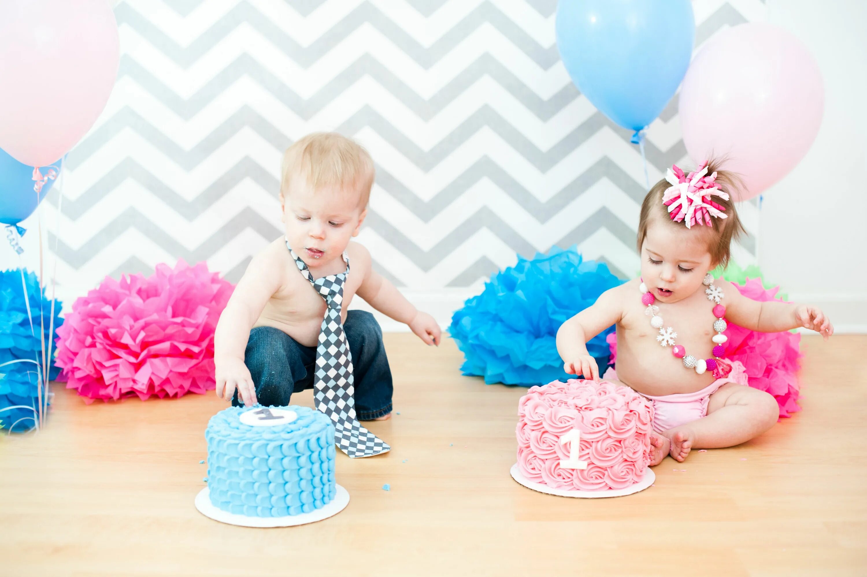 Фотосессия годовасие двойня. С первым днем рождения двойняшек. Фотосессия двойня 1 годик. Фотосессия на годик двойняшкам.