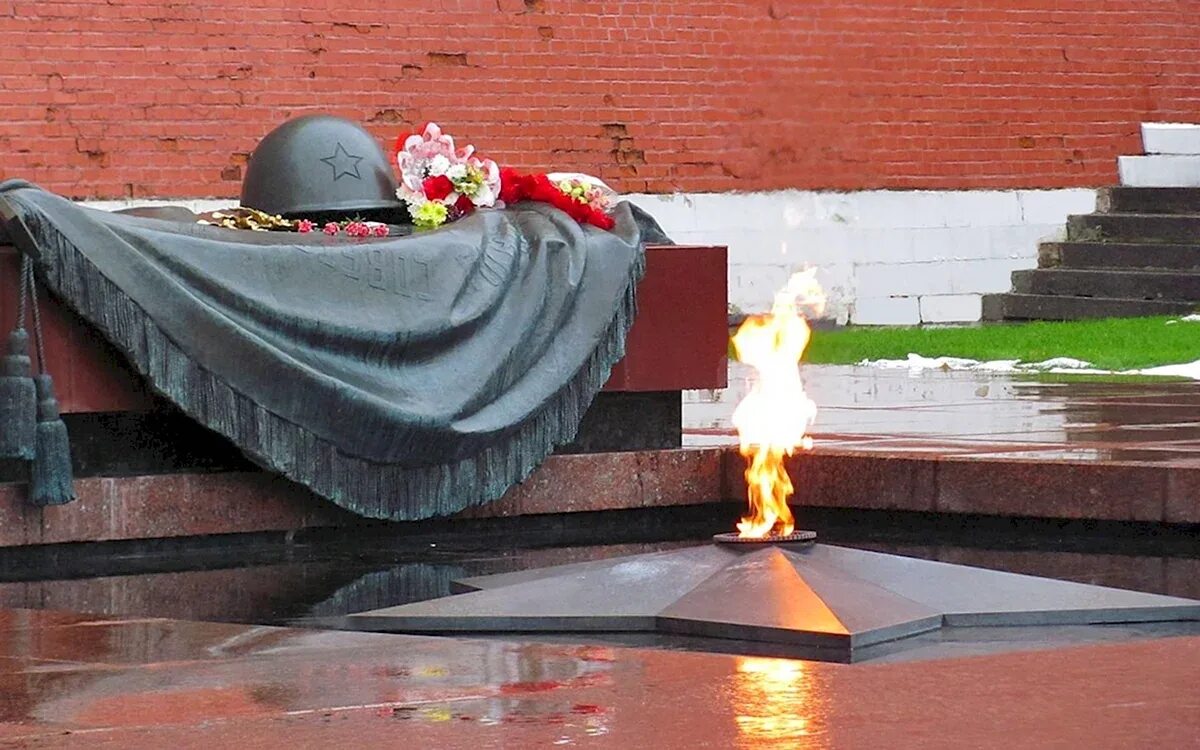 Мемориал памяти вечный огонь. Имя твоё неизвестно подвиг твой бессмертен. Свеча памяти. Памятник вечный огонь. Москва вечный огонь могила неизвестного солдата.