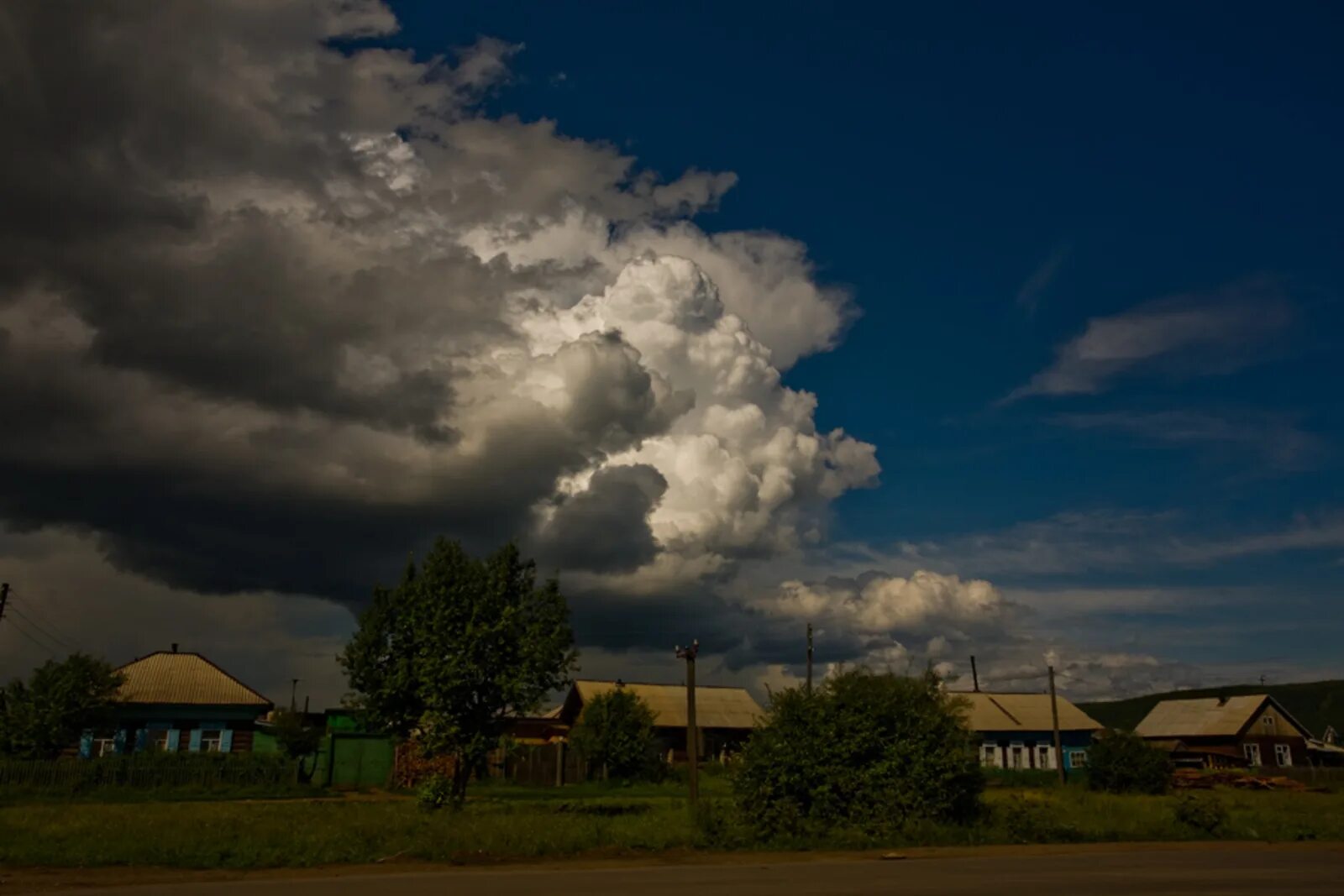 Лето гроза. Тучи в городе. Туча над домом. Туча двор. Черные тучи.