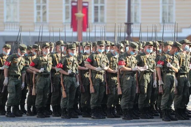 Парад победы курсантки вольского института. Фото народных колонн на параде победы в москве. Курсантки вольского училища на параде в москве. Солдаты шагают по красной площади. Маршировать.