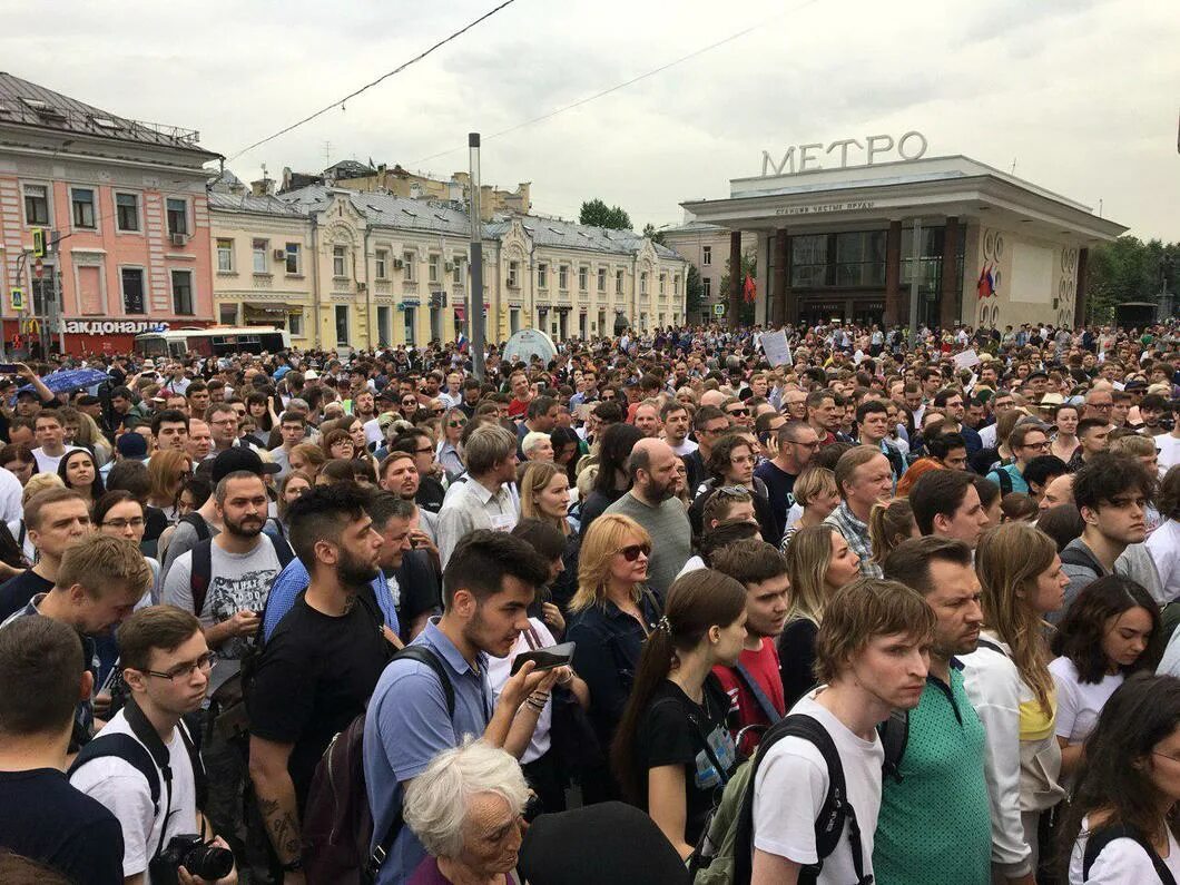 Толпа возле театра. Интересные события в Москве. Люди в Москве сейчас. События в Москве сейчас. Задержания в москве сегодня последние новости