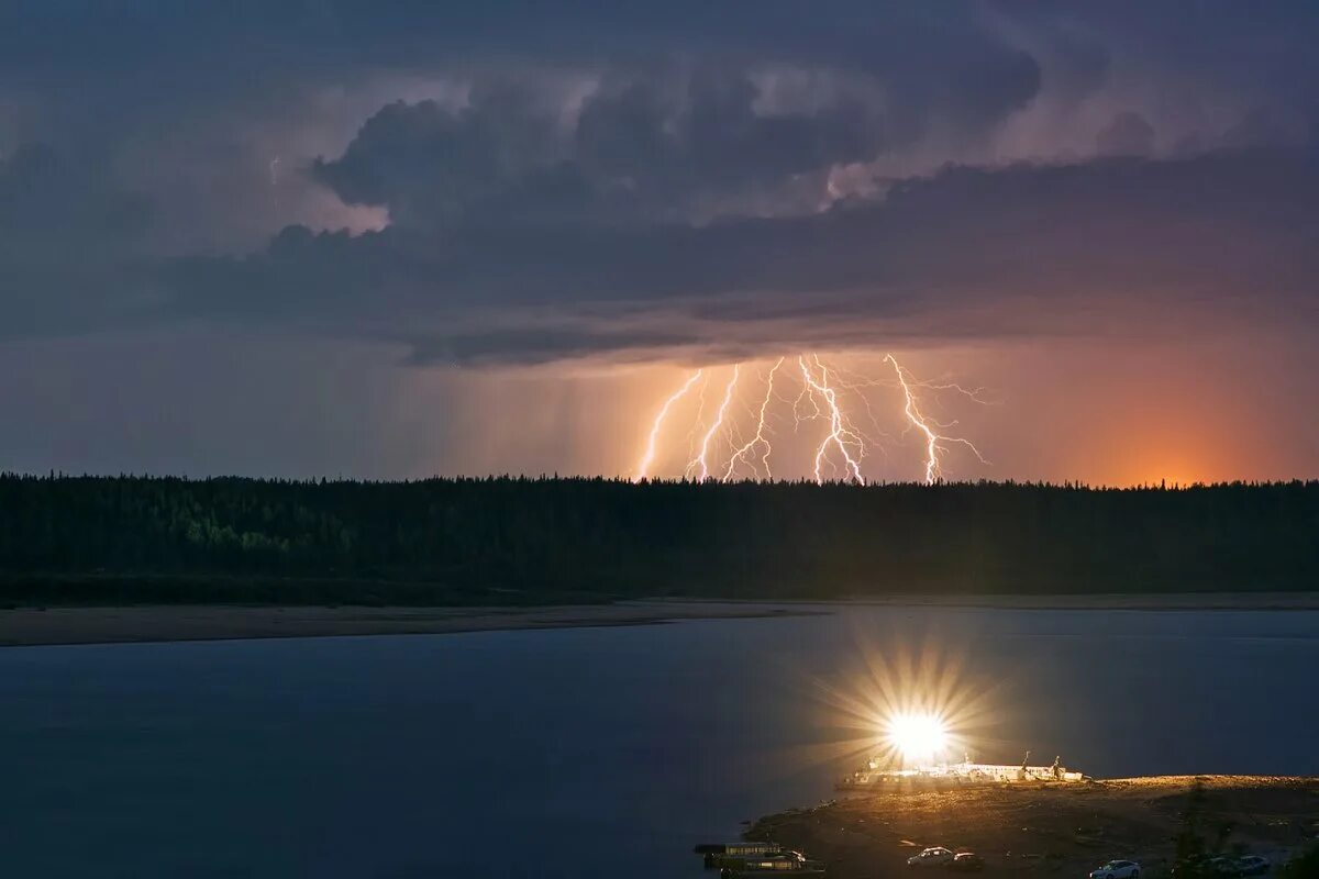 Печера Республика Коми. Река Печора. Город Печора Республика Коми. Зарница природное явление. Спокойное в явлении