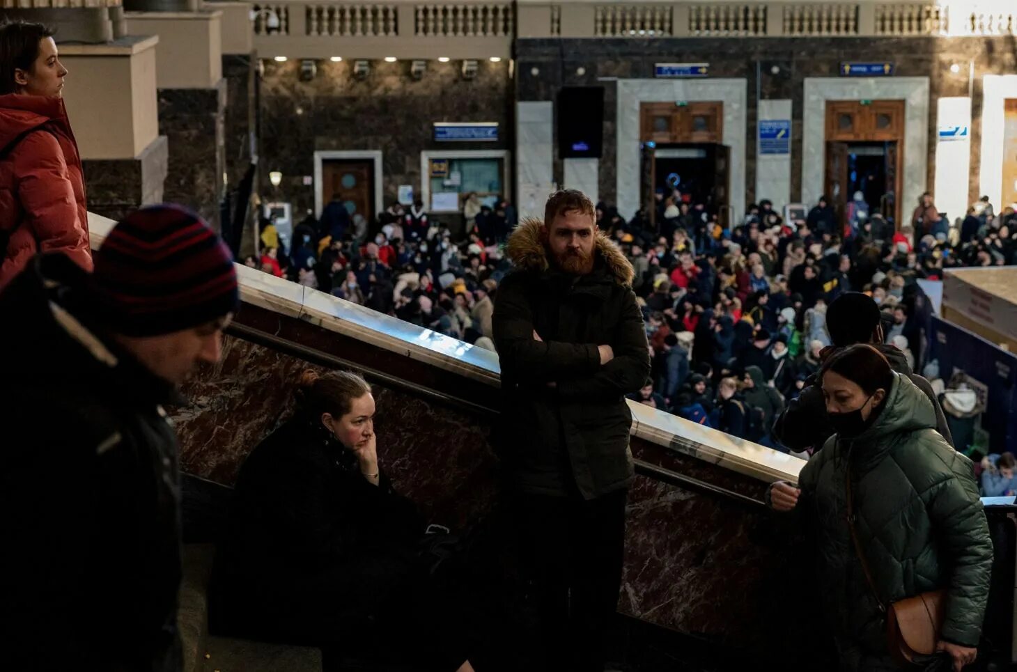 Последние новости 1 03. Люди на вокзале. Очередь за оружием в Киеве. Люди на вокзале фото.