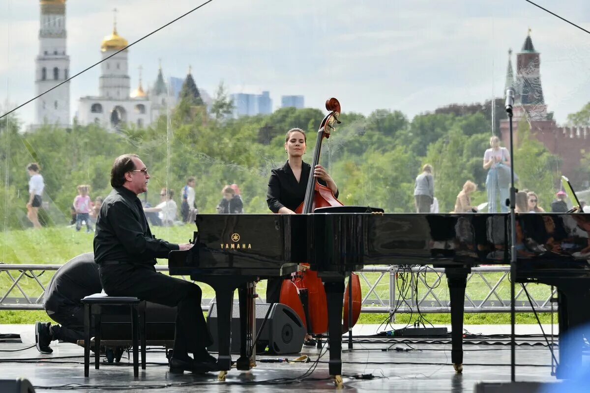 Фестиваль фото. Русское лето фестиваль 2022 киров. Прошел музыкальный фестиваль. Фестиваль музыка на траве астрахань. Юрий шевчук курит.