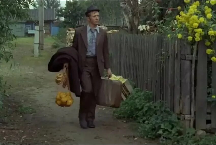 Человек идет за хлебом. АВОСЬКА В советских фильмах. Советские люди с авоськами. Мужик с авоськой.