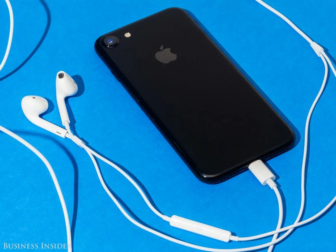 Наушники микрофоном iphone. Iphone 7 разъем для наушников. Apple Earpods (Lightning). Iphone 7 наушники. Iphone 7 Plus разъем для наушников.